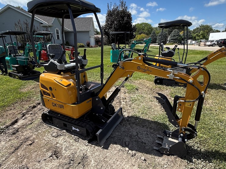 #607-•-2025-cfg-industrial-qk18r-hydraulic-track-type-mini-excavator-image-1