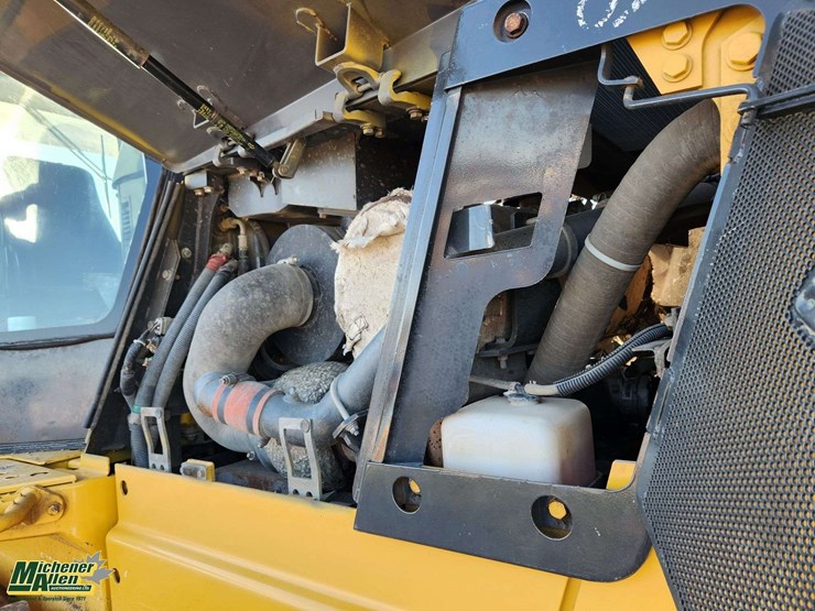 2015-komatsu-d65px-image-36