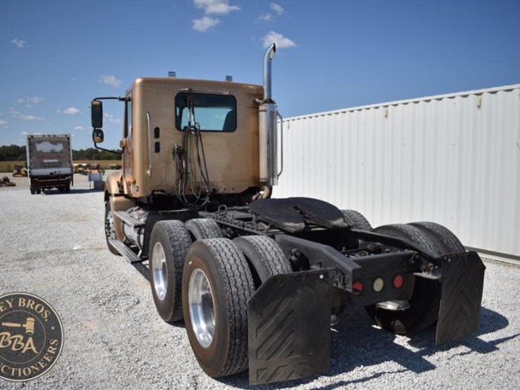 2003-freightliner-columbia-120-image-10