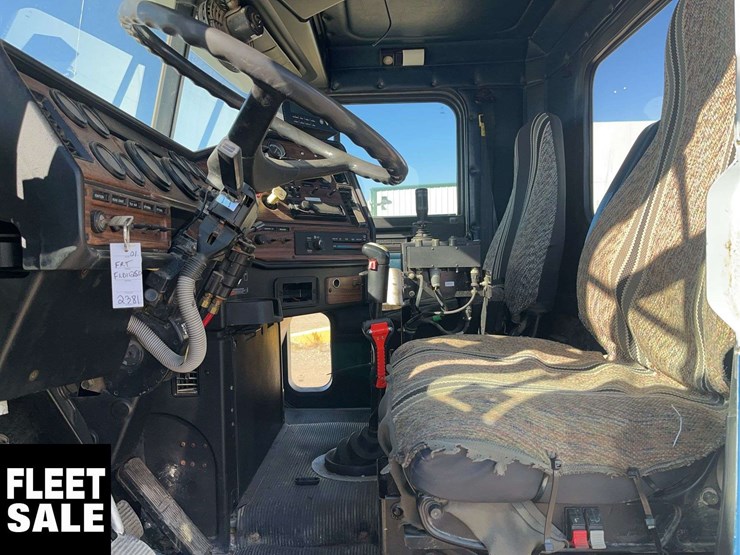 2001-freightliner-fld112-image-16