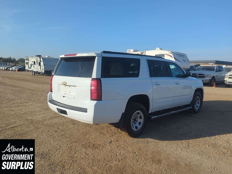 2019-chevrolet-suburban-image-3