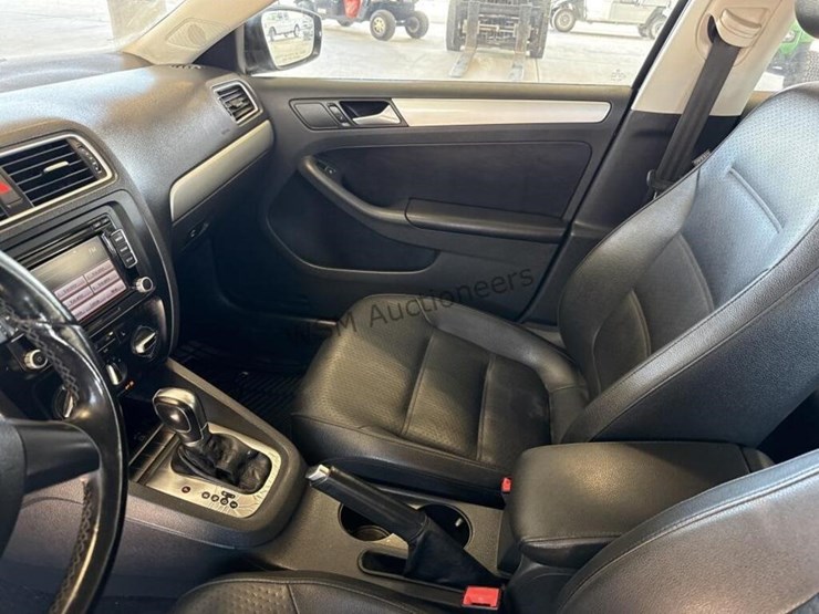 2013-volkswagen-jetta-sdn-image-18