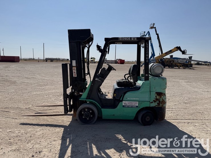 2012-mitsubishi-fgc30n-image-2
