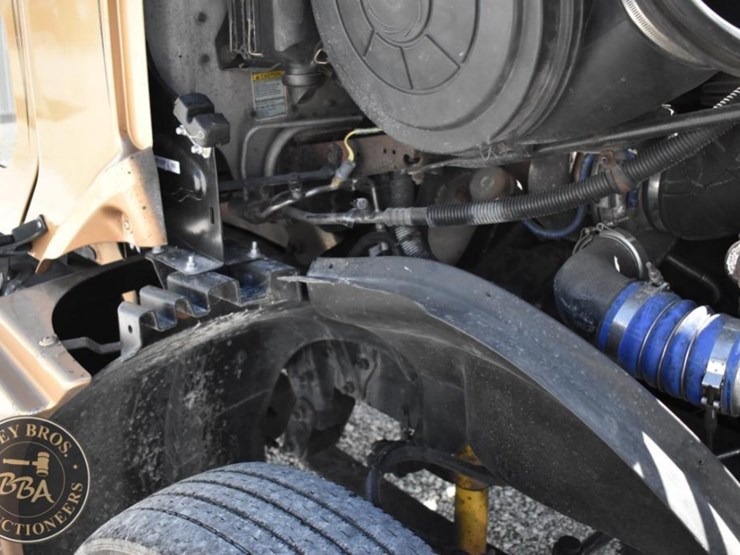 2003-freightliner-columbia-120-image-56
