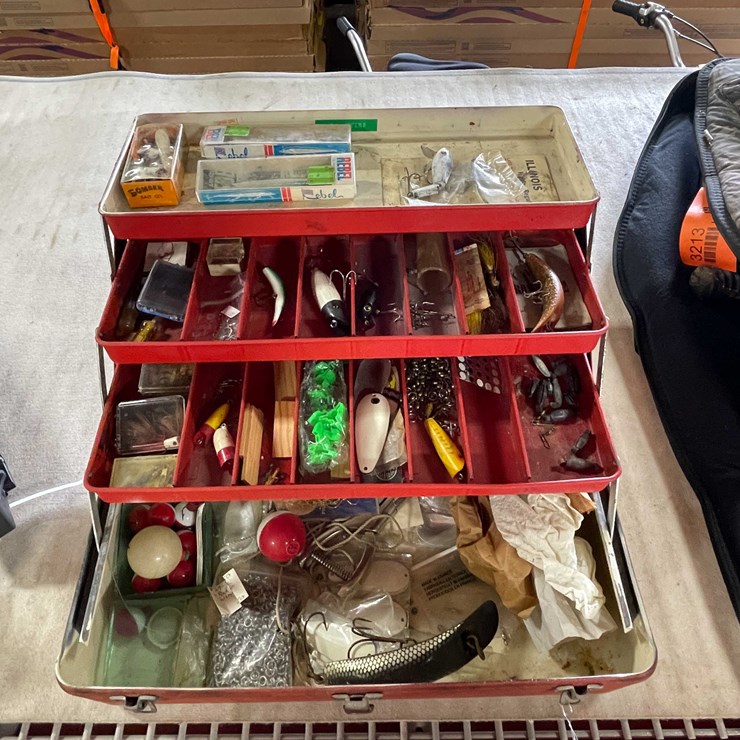 #3105 • Vintage Tackle Box & Lures (T14)
