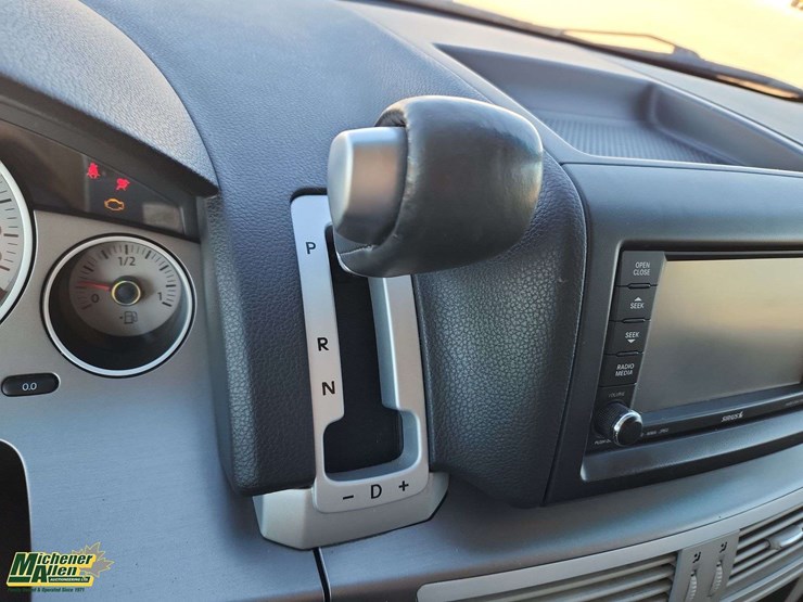 2011-volkswagen-routan-image-10