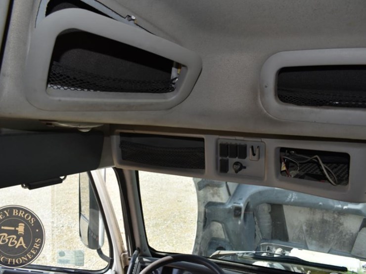 2009-volvo-vnl64t630-image-24
