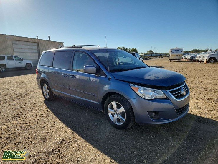 2011-volkswagen-routan-image-2
