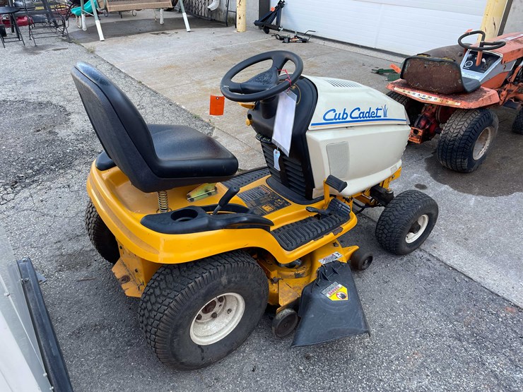 #3103-•-cub-cadet-riding-lawn-mower-(o3)-image-3