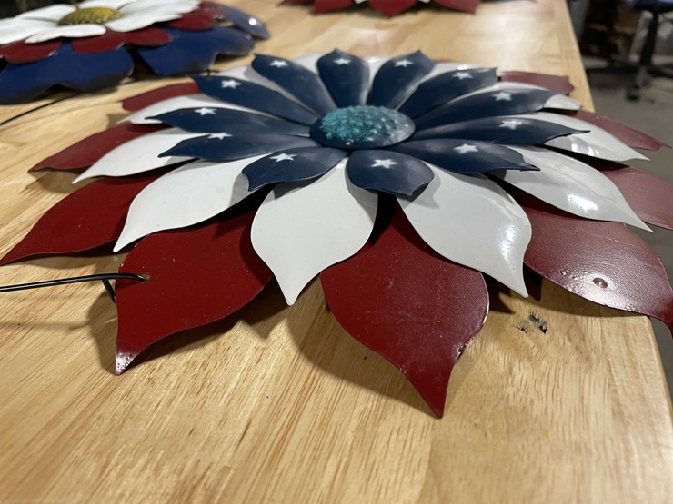 #3106-•-(4)-red-white-and-blue-hanging-metal-flowers-(t14)-image-8