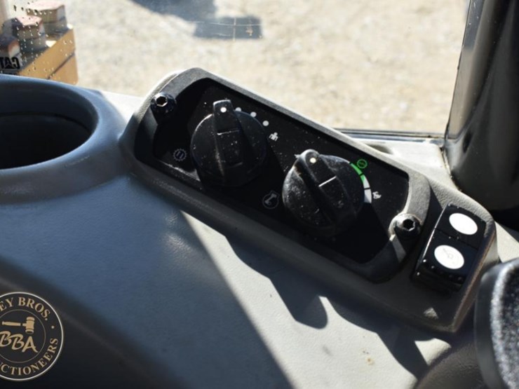 2020-caterpillar-d6n-lgp-image-81