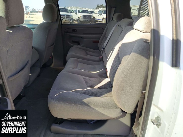 2006-chevrolet-suburban-image-16