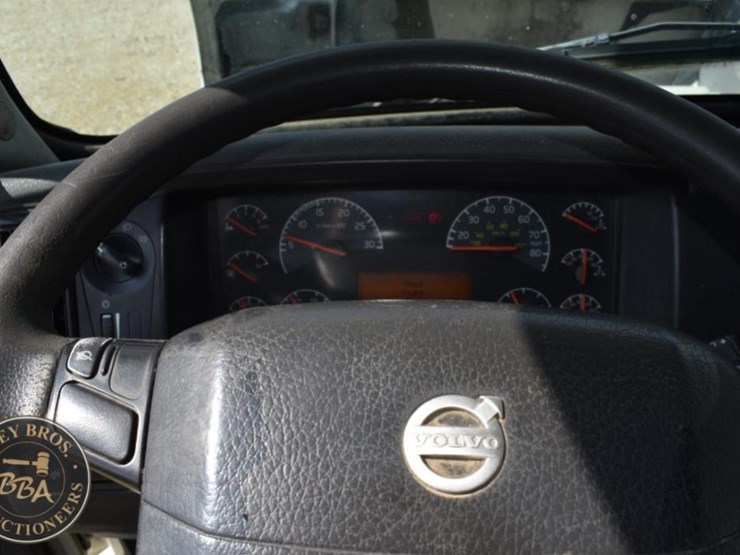 2009-volvo-vnl64t630-image-28