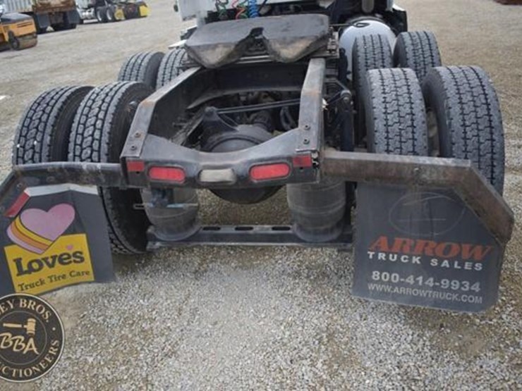 2014-volvo-vnl64t670-image-39