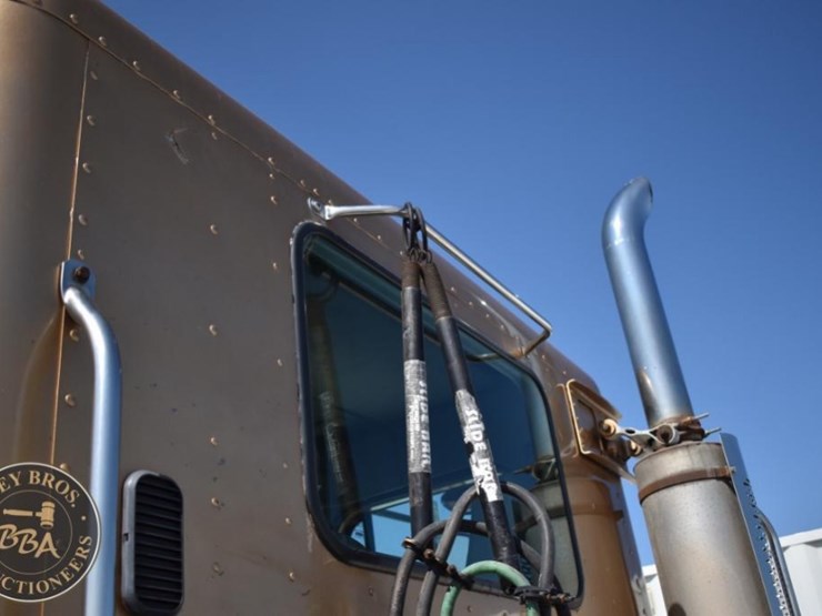 2003-freightliner-columbia-120-image-51