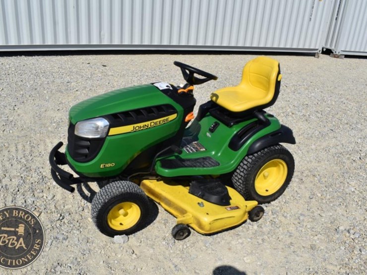 john-deere-e180-image-1