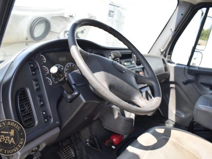 2009-freightliner-business-class-m2-106-image-10