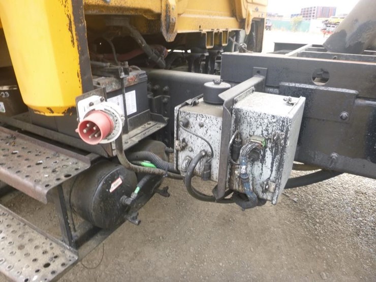 2004-freightliner-fl70-image-12