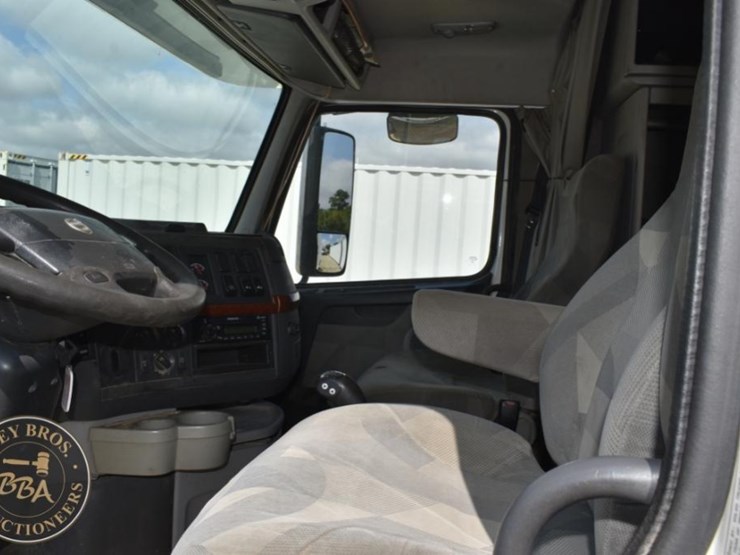 2009-volvo-vnl64t630-image-9