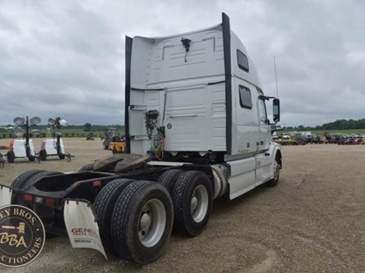 2014-volvo-vnl64t670-image-5