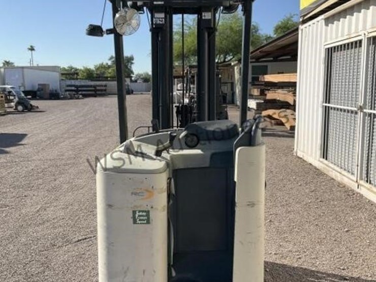 crown-3000-series-electric-order-picker-image-6