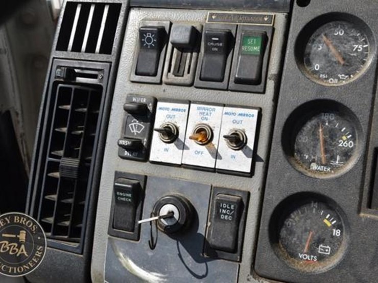 1999-freightliner-fl60-image-65
