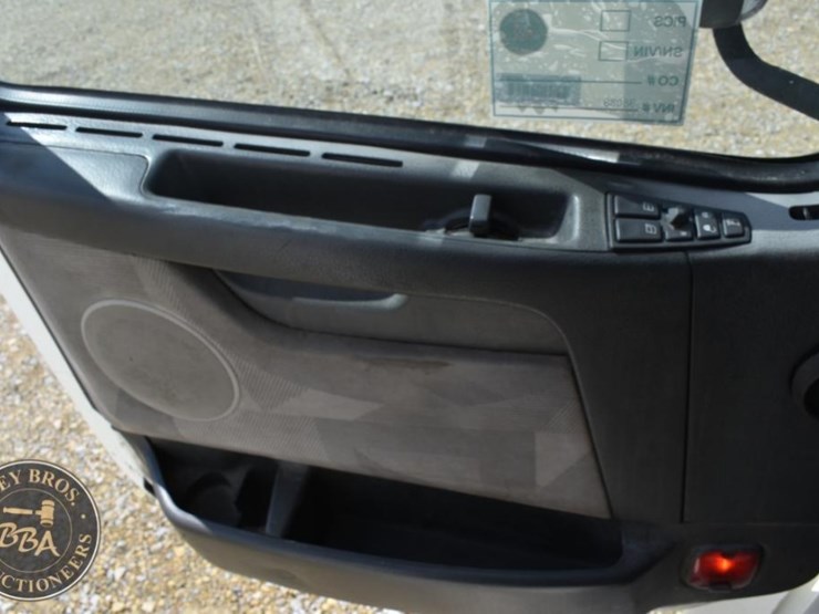 2009-volvo-vnl64t630-image-29