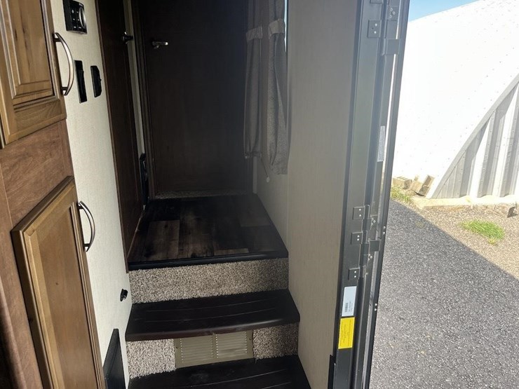 2017-sierra-5th-wheel-camper-image-16