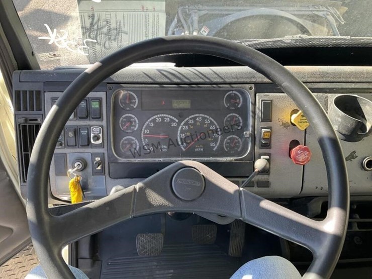 2003-freightliner-fl112-image-17