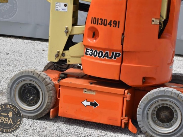 2013-jlg-e300ajp-image-10