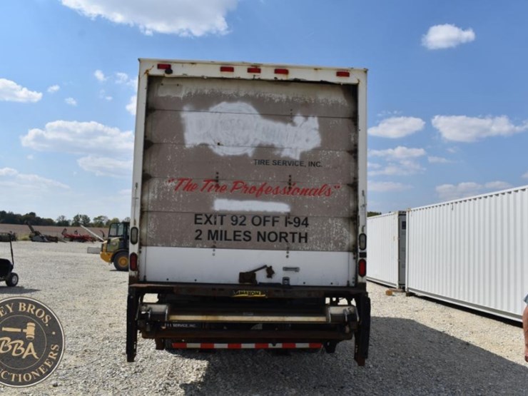 2009-freightliner-business-class-m2-106-image-4