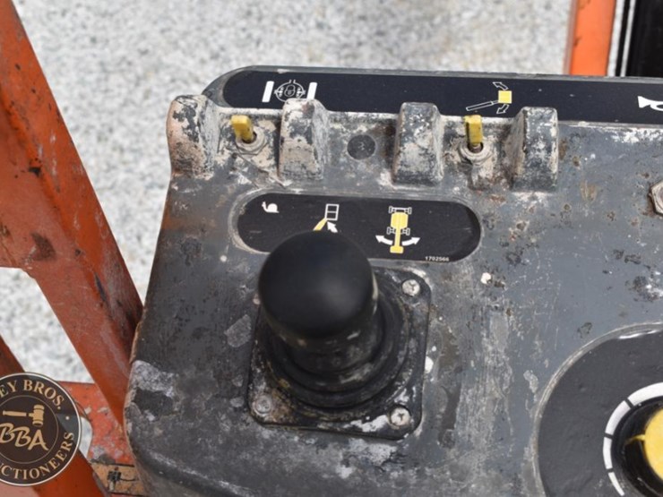 2013-jlg-e300ajp-image-57