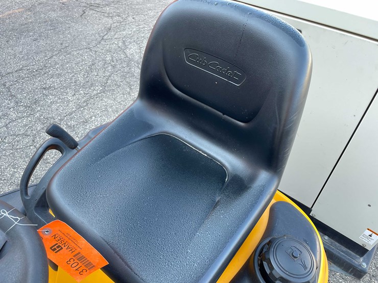 #3103-•-cub-cadet-riding-lawn-mower-(o3)-image-9
