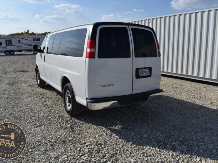 2019-chevrolet-express-2500-image-3