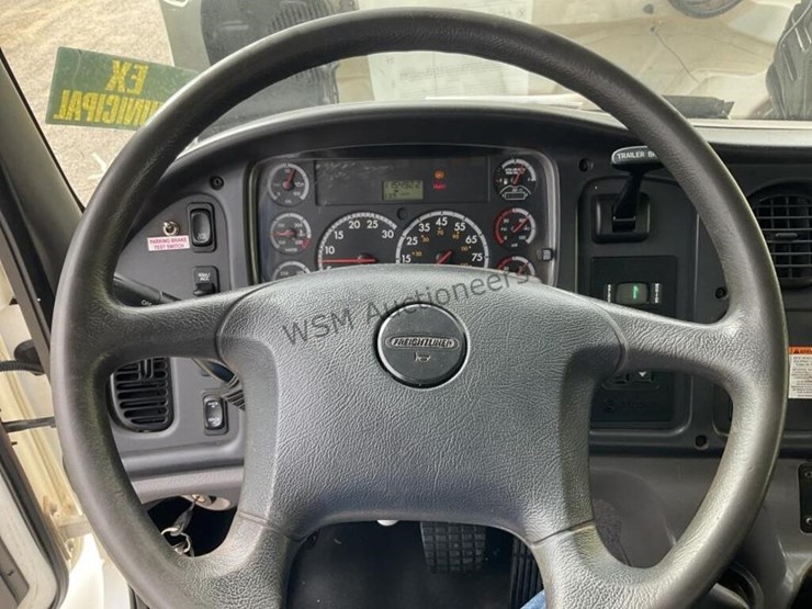 2014-freightliner-m2-image-35