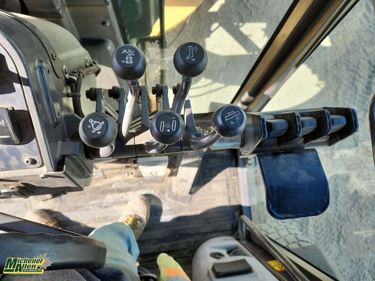 2011-volvo-g940-image-11