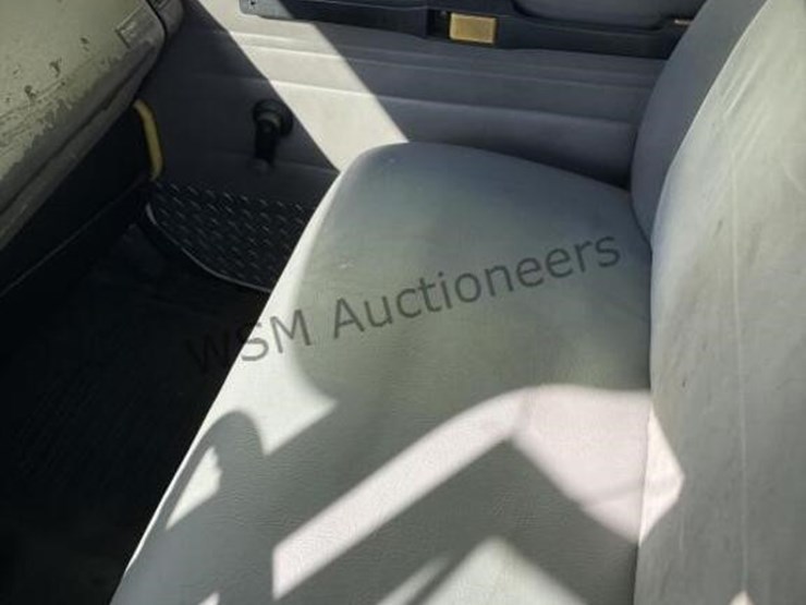2003-freightliner-fl112-image-23