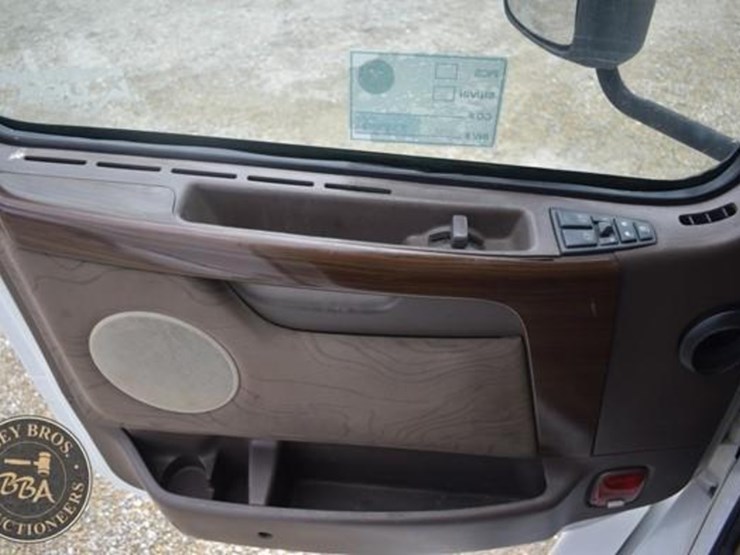 2014-volvo-vnl64t670-image-83