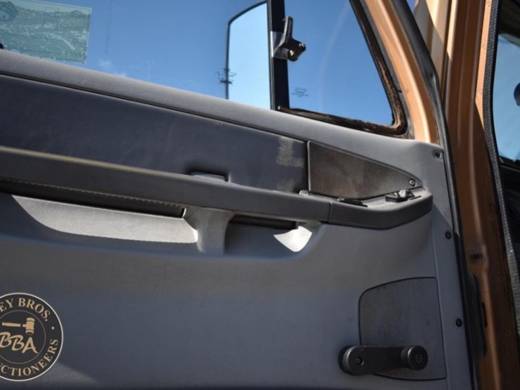 2003-freightliner-columbia-120-image-74