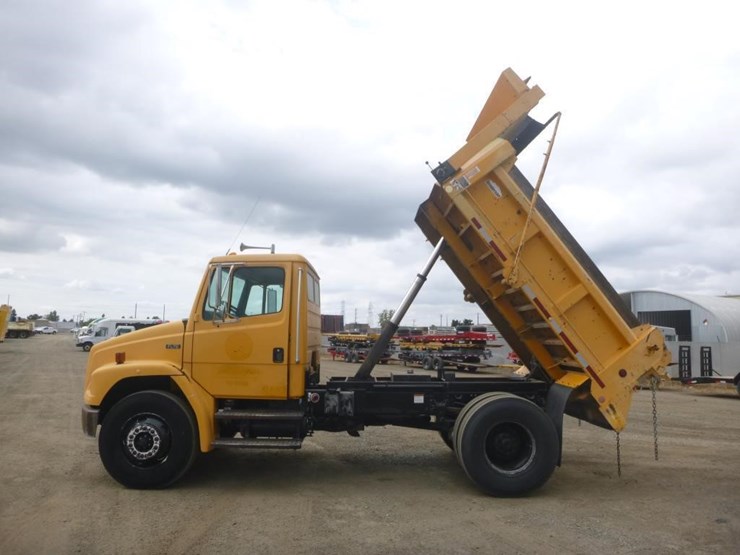 2004-freightliner-fl70-image-6