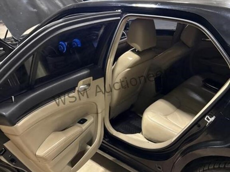 2011-chrysler-300-sdn-image-25