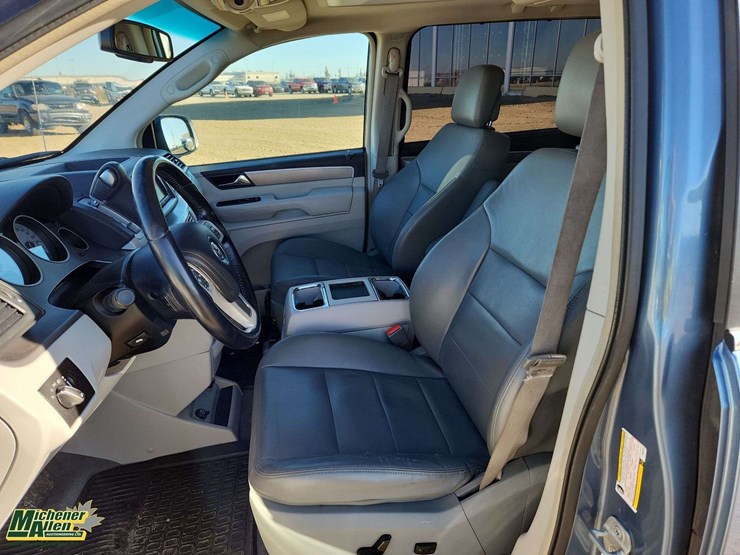 2011-volkswagen-routan-image-15
