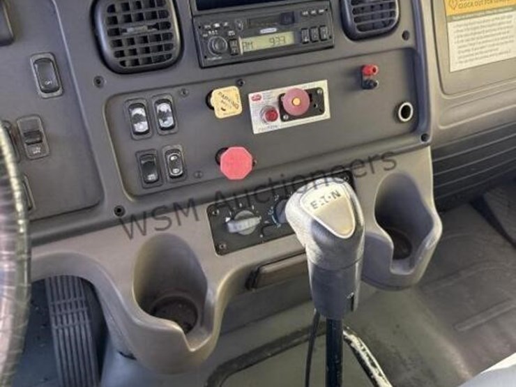 2005-freightliner-m2-f/b-image-25