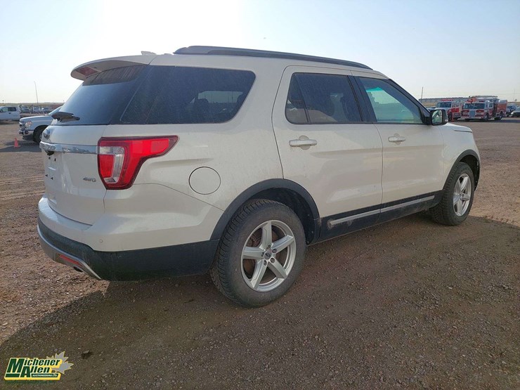 2016-ford-explorer-xlt-image-4
