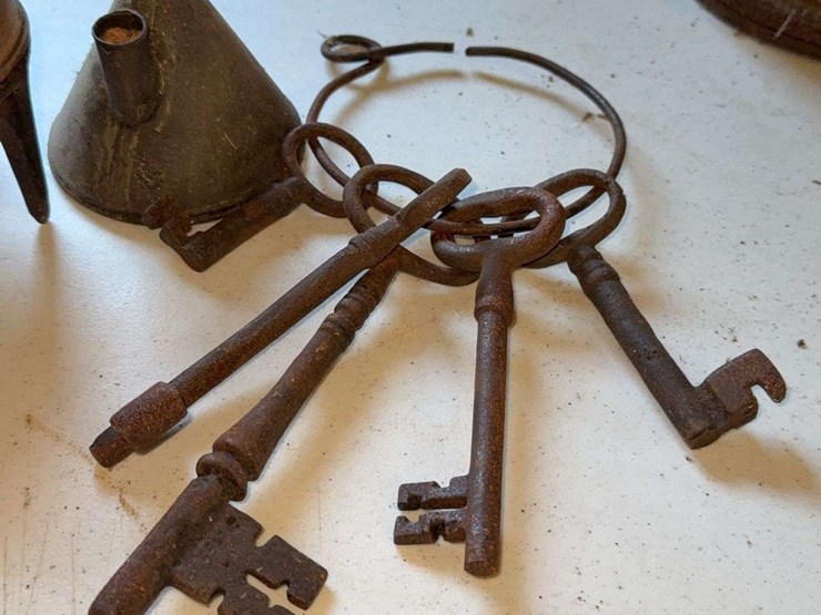 skeleton-keys-on-ring,-copper-bunsen-burner,-oil-sprayer&-funnel-can-image-5