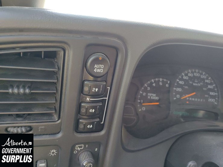 2006-chevrolet-suburban-image-11
