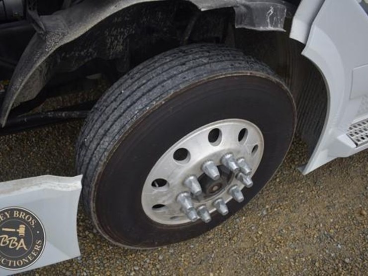 2014-volvo-vnl64t670-image-15