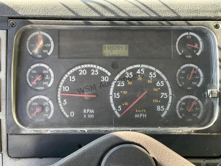 2003-freightliner-fl112-image-18