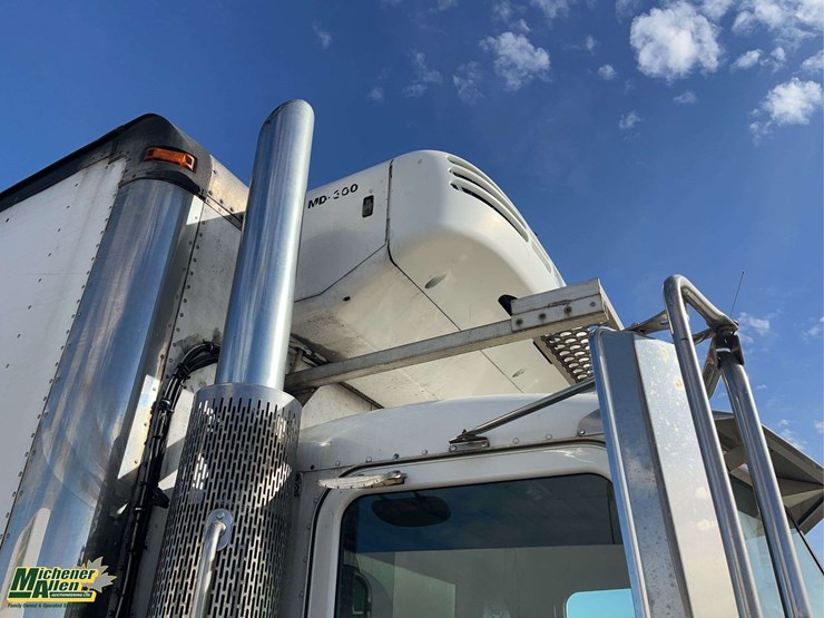 2009-peterbilt-335-image-15