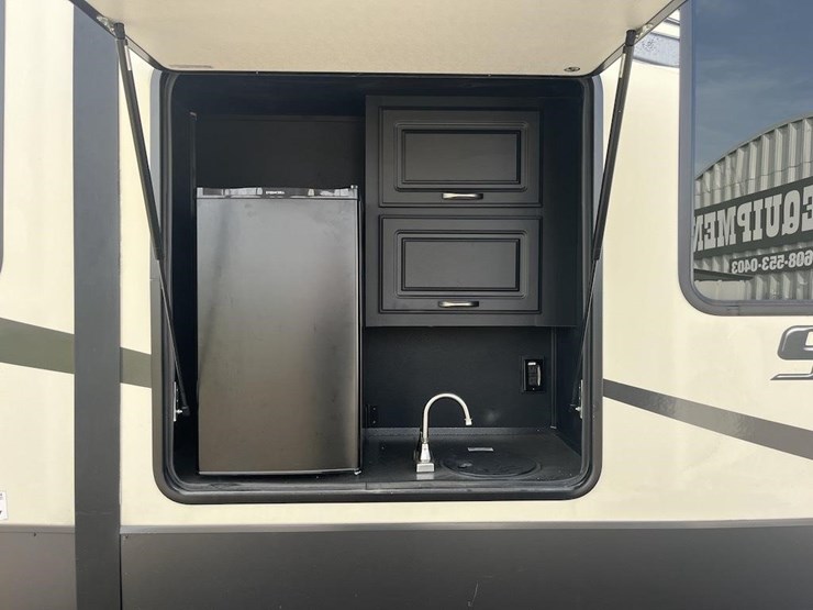 2017-sierra-5th-wheel-camper-image-17